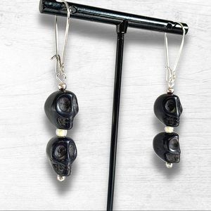 βοΈ Black Skull Beaded Dangling Earrings